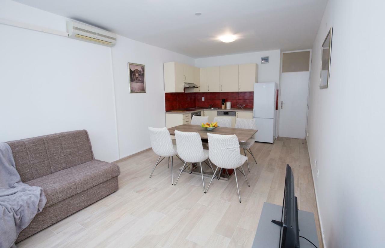 Apartments Put Plokita Smilja Split Exterior photo