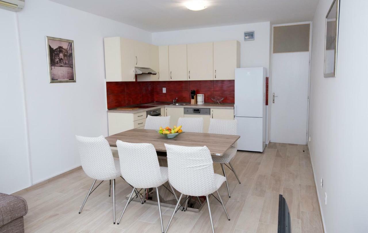Apartments Put Plokita Smilja Split Exterior photo