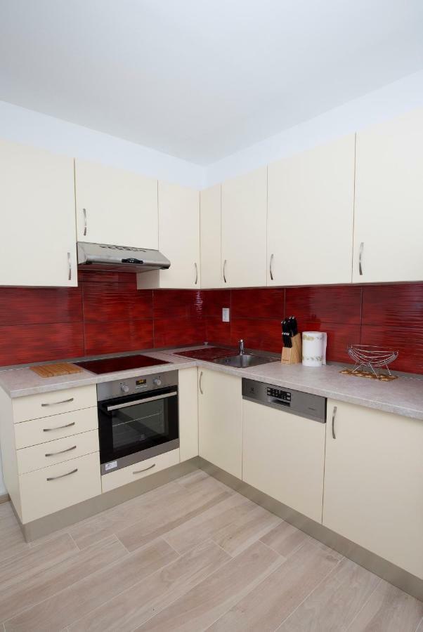 Apartments Put Plokita Smilja Split Exterior photo