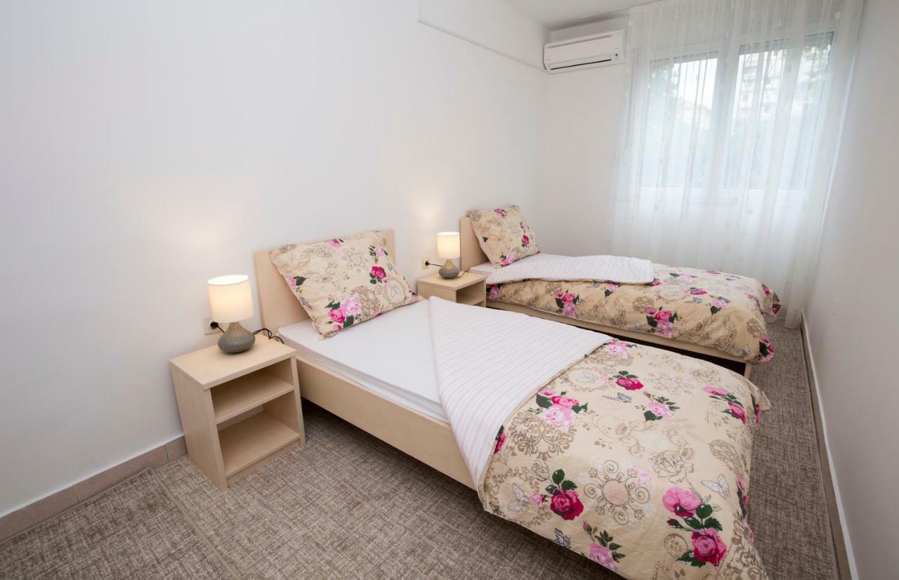 Apartments Put Plokita Smilja Split Exterior photo